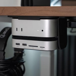 Peut inclure: Un plateau de service en bois fait à la main avec une finition naturelle. Le plateau est de forme rectangulaire avec des bords surélevés et deux poignées. Le grain du bois est visible, ajoutant à son charme rustique. Dimensions : environ 40 cm de long et 25 cm de large.