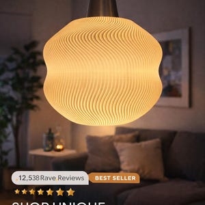 Può includere: Una lampada a sospensione fatta a mano con un design ondulato e strutturato. L'apparecchio emette una luce calda e ha una parte superiore in metallo spazzolato. Include anche il testo "SHOP UNIQUE HANDMADE LIGHTING".