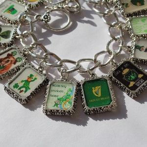 Könnte beinhalten: Ein silbernes Charm-Armband mit mehreren Charms, die irische Motive und Texte zeigen, darunter ein Kleeblatt, ein Kobold, ein Topf mit Gold und der Spruch "Luck of the Irish".
