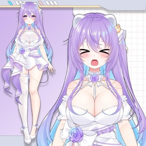 以下が含まれることがあります： アニメスタイルのキャラクターイラスト。キャラクターは、青いハイライトが入った長いラベンダー色の髪をしており、ラベンダーのアクセントが付いた白いドレスを着ています。ドレスとチョーカーにはバラが描かれています。キャラクターはクマのようなヘッドピースをしています。