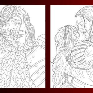 Puede incluir: Dos ilustraciones en blanco y negro de figuras con atuendo medieval. Una figura sostiene un guantelete con p&uacute;as frente a su rostro. La otra ilustraci&oacute;n representa a una pareja abraz&aacute;ndose y bes&aacute;ndose. Las im&aacute;genes est&aacute;n sobre un fondo rojo oscuro.