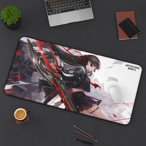 Puede incluir: Una alfombrilla de ratón rectangular grande con una ilustración detallada de estilo anime de un personaje con pelo largo negro y una espada roja. El fondo incluye un paisaje urbano y el texto "WUTHERING WAVES". Un ratón blanco y otros artículos de escritorio también son visibles.