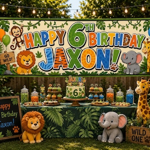 Puede incluir: Un set de cumpleaños con temática de selva que incluye una pancarta grande con el texto Happy 6th Birthday Jaxon, un pastel con el nombre Jaxon y el número 6, una pizarra, peluches de león y elefante, y una jirafa de peluche en una caja.