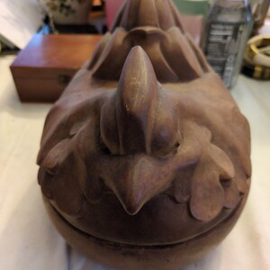 Montgomery Smith Angry Rooster Terrakotta Terrine von Swan Island Pottery. Signiert und datiert. Denke Henne am Nest X zehn! Ofen an Tisch!