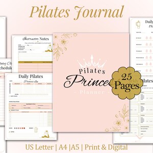 Può includere: Una raccolta di pagine di diario e pianificatore di Pilates rosa e bianche. La copertina centrale del diario presenta il testo "Pilates Princess Planner" con una grafica a corona. L'immagine include pagine per il monitoraggio giornaliero, le note dell'istruttore e gli orari settimanali.