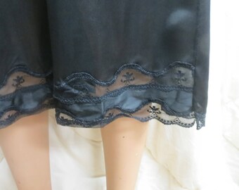 Vintage Rietmans Black Half slip Large #505