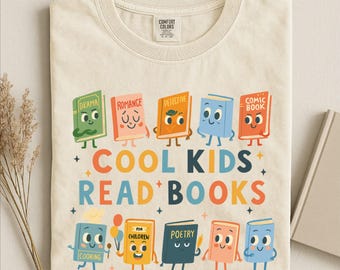Op de afbeelding: Een ivoorkleurig t-shirt met een afbeelding van tien antropomorfe boeken met gezichten en ledematen. De tekst luidt COOL KIDS READ BOOKS. De boeken zijn gelabeld met Drama, Romance, Detective, Comic Book, Cooking, For Children en Poetry in kleuren.