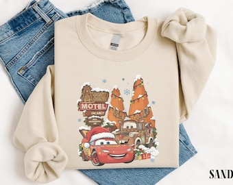 Sudadera navideña de Disney Cars, camiseta navideña de Lightning McQueen y Mater en el Cozy Cone Motel, regalo de Navidad para los fans de la película Cars y sus familias.