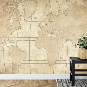 Könnte beinhalten: Ein Wandbild mit einer Weltkarte im Vintage-Stil, die eine beige, pergamentartige Textur sowie dunkelbraune Umrisse der Kontinente und Gitternetzlinien aufweist. Die Karte bedeckt die gesamte Wandfläche und zeigt die globale Geografie.