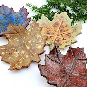 Plato de cerámica con forma de hoja de arce, bandeja para anillos de cerámica, decoración otoñal, reposacucharas hecho a mano, soporte para bolsitas de té con temática de bosque, regalo para amantes de la naturaleza