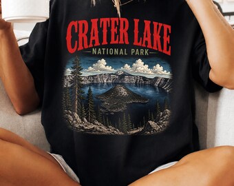 Camiseta del Parque Nacional Crater Lake, camiseta vintage con estampado de la naturaleza de Oregón, ropa para aventuras en lagos de montaña panorámicos, regalo para amantes del senderismo.