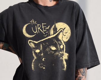 Camiseta de The Cure con estampado de gato, estilo vintage de los 90, indie rock alternativo, gráfico gótico de gato negro, regalo para fans de la música, camiseta estilo banda para amantes de los gatos, camiseta unisex.
