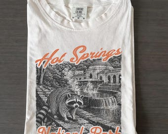 Camiseta de aguas termales, camiseta del Parque Nacional de Arkansas, camiseta Comfort Colors con estampado de mapache en los baños termales, regalo de viaje de los 63 parques, recuerdo de aguas termales