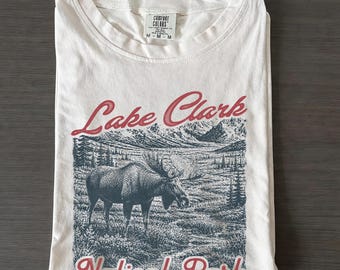 Camiseta del Parque Nacional Lake Clark, camiseta Alaska Moose Comfort Colors, camiseta vintage de lago de montaña, regalo de viaje para senderismo en la naturaleza