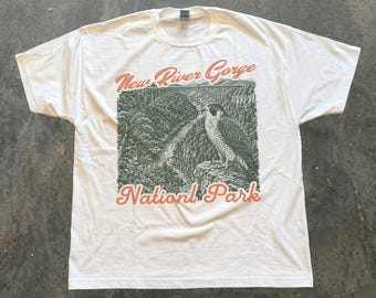 Camiseta del Parque Nacional New River Gorge, camiseta Comfort Colors de Virginia Occidental, estampado del puente Falcon, regalo de viaje por el río de montaña