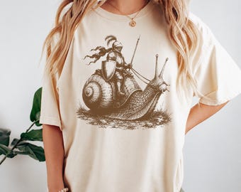 Camiseta de caballero caracol medieval, camiseta de arte fantástico renacentista, gráfico vintage de academia oscura, regalo divertido de meme medieval