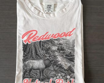 Camiseta del Parque Nacional Redwood, Camiseta California Elk Comfort Colors, Camiseta vintage del bosque de secuoyas, Regalo de viaje para senderismo y naturaleza costera