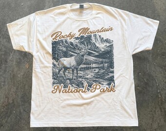 Camiseta del Parque Nacional de las Montañas Rocosas, camiseta Colorado Elk Comfort Colors, camiseta vintage de lago de montaña, regalo de viaje para excursionistas, recuerdo de los 63 parques