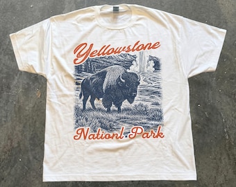 Camiseta estilo años 90 del Parque Nacional de Yellowstone, camiseta con estampado de vida silvestre con bisontes, lobos y águilas, camiseta de senderismo y naturaleza de los años 90, Comfort Colors