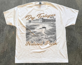 Camiseta Dry Tortugas, camiseta del Parque Nacional de Florida, camiseta vintage de viaje a la playa, estampado de aves marinas, recuerdo de Fort Jefferson