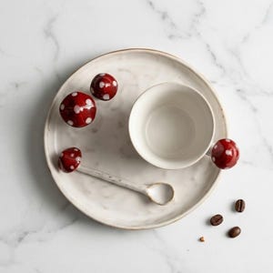 Nyckfullt set med mugg och tallrikar i keramik från Whimsical Mushroom: Handgjord Cottagecore-keramik bild 7