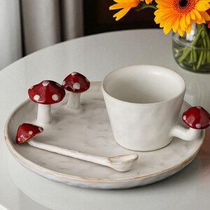 Nyckfullt set med mugg och tallrikar i keramik från Whimsical Mushroom: Handgjord Cottagecore-keramik bild 14