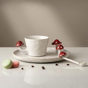 Nyckfullt set med mugg och tallrikar i keramik från Whimsical Mushroom: Handgjord Cottagecore-keramik bild 3