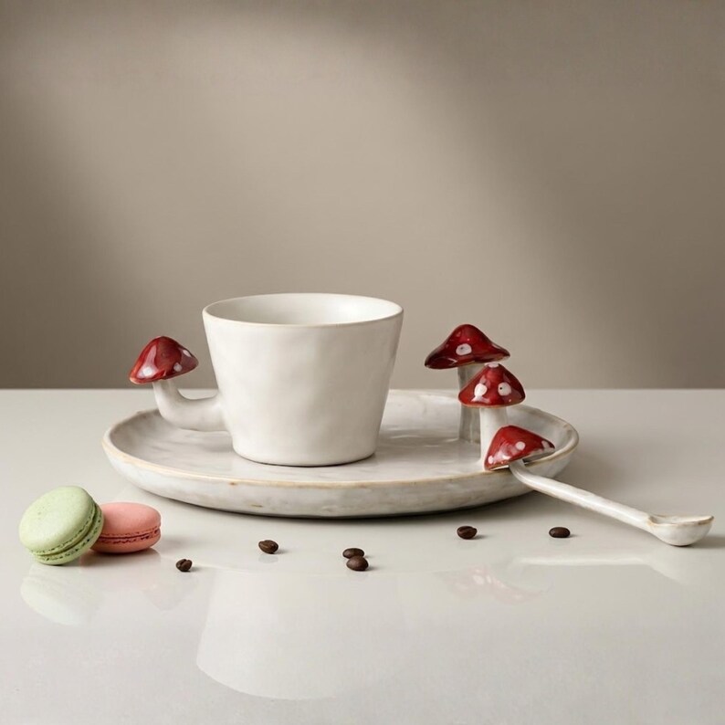 Nyckfullt set med mugg och tallrikar i keramik från Whimsical Mushroom: Handgjord Cottagecore-keramik bild 3