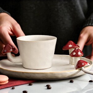 Nyckfullt set med mugg och tallrikar i keramik från Whimsical Mushroom: Handgjord Cottagecore-keramik bild 12
