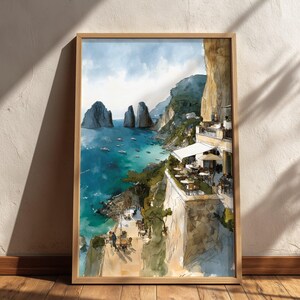Könnte beinhalten: Aquarellmalerei einer Küstenlandschaft mit türkisfarbenem Wasser, Felsklippen und einem Restaurant. Das Kunstwerk zeigt Boote, einen bewölkten Himmel und einen Holzrahmen. Das Gemälde fängt eine malerische Aussicht auf die italienische Küste ein.