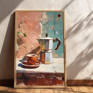 Könnte beinhalten: Gerahmtes Gemälde, das ein Stillleben mit Kaffeethema darstellt. Eine braune Espressotasse und Untertasse stehen neben einem silbernen und braunen Espressokocher. Der Hintergrund zeigt eine strukturierte Wand mit rosa und blauen Farbtönen.