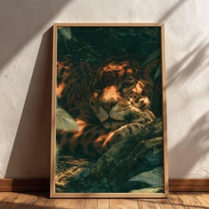 Könnte beinhalten: Ein gerahmter Druck mit einer detaillierten Illustration eines Jaguars, der sich inmitten üppigen grünen Laubes ausruht. Das Fell des Jaguars ist orange und braun mit schwarzen Flecken, in einem Holzrahmen.
