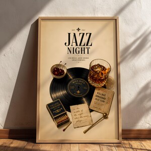 Könnte beinhalten: Ein gerahmtes Poster mit dem Titel JAZZ NIGHT, das eine schwarze Schallplatte, ein Glas mit bernsteinfarbenem Getränk und Orangenschale, eine Schale mit Kirschen, eine Schachtel Village Vanguard Streichhölzer, eine Notiz und ein Ticket zeigt.