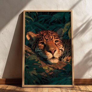 Könnte beinhalten: Gerahmter Kunstdruck mit einer detaillierten Illustration eines Jaguars, der auf einem Ast ruht. Der Jaguar hat ein geflecktes Fell und ist von üppigem, grünem Laub umgeben. Das Kunstwerk ist in einem Holzrahmen gefasst.