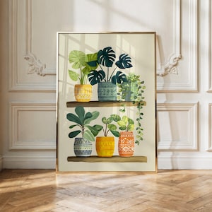 Könnte beinhalten: Ein gerahmter Kunstdruck mit zwei Holzregalen, auf denen sechs Topfpflanzen stehen. Die Pflanzen, darunter ein Monstera und rankende Gewächse, befinden sich in gemusterten Töpfen in Gelb, Blau, Grün und Orange vor einem hellen cremefarbenen Hintergrund.