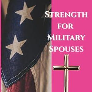 Może przedstawiać: Różowa okładka książki z napisem "Strength for Military Spouses" i złotym krzyżem. Lewa strona przedstawia fragment amerykańskiej flagi. Książka to 31-dniowy prowadzony dziennik modlitewny.