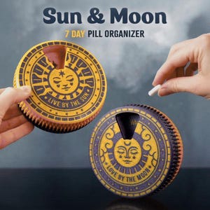 Puede incluir: Dos pastilleros circulares con diseños de sol y luna. Los organizadores amarillos y morados tienen el texto "Sun & Moon" y "7 DAY PILL ORGANIZER". Uno está abierto y una mano sostiene una pastilla. También se ve el texto "Live by the Sun" y "Love by the Moon".