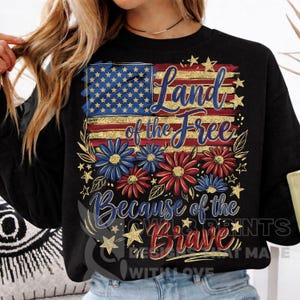 Op de afbeelding: Een set van drie keramische mokken met een gespikkelde, matte afwerking. De mokken zijn in crème, lichtgrijs en donkergrijs. Elke mok heeft een eenvoudig, minimalistisch ontwerp en een afgeronde handgreep.