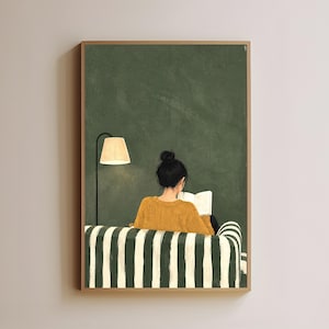 Puede incluir: Una impresión de arte mural vertical que muestra a una persona de cabello oscuro con un suéter amarillo mostaza sentada en un sofá de rayas verdes y blancas, leyendo un libro abierto. Una lámpara de pie con pantalla beige se sitúa a la izquierda.