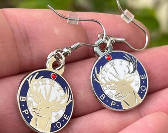 Paarse en gouden of nikkeloorbellen met elks Clock-logo