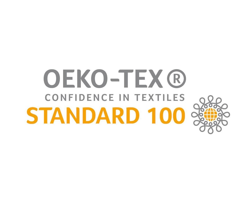 Puede incluir: Un logotipo gris y blanco con el texto "OEKO-TEX&reg; CONFIDENCE IN TEXTILES STANDARD 100". A la derecha del texto hay un c&iacute;rculo gris estilizado con un globo terr&aacute;queo en su interior.