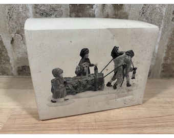 Dept 56 Dickens Village Accessorio da 3 pezzi "Portando a casa il ceppo di Natale" 1991 NUOVO