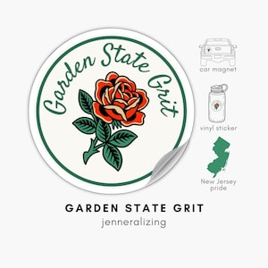 Può includere: Un adesivo circolare con una rosa rossa e foglie verdi, racchiuso in un bordo verde scuro con il testo Garden State Grit. A destra, delle icone mostrano l'adesivo su un camion, una borraccia e una mappa verde del New Jersey.