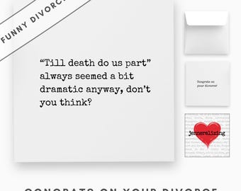 Puede incluir: Una tarjeta de felicitación cuadrada de color blanco con texto negro estilo máquina de escribir que dice: Till death do us part always seemed a bit dramatic anyway, don't you think? Incluye un sobre blanco a juego y una pequeña tarjeta cuadrada con el texto: Congrats on your divorce.
