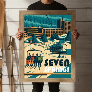 Puede incluir: Un póster enmarcado de estilo vintage con una escena de estación de esquí y el texto "SEVEN SPRINGS". La obra de arte representa esquiadores, un telesilla y edificios en tonos de verde azulado, naranja y beige, evocando una estética de viaje retro.