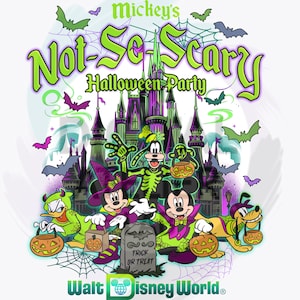 Op de afbeelding: Kleurrijke afbeelding voor Mickey's Not-So-Scary Halloween Party in Walt Disney World. De afbeelding toont Mickey Mouse, Minnie Mouse, Donald Duck, Goofy en Pluto in Halloween kostuums, met een spookachtig kasteel op de achtergrond, vleermuizen en de tekst "Trick or Treat."