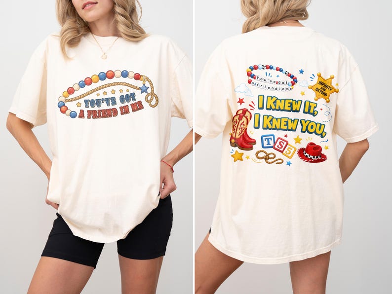 Pu&ograve; includere: Una t-shirt color crema con una grafica frontale di una collana di perline colorate e il testo "YOU'VE GOT A FRIEND IN ME". La grafica sul retro mostra una collana di perline, una stella da sceriffo, stivali da cowboy, un cappello e il testo "I KNEW IT, I KNEW YOU".