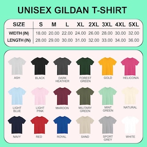 Puede incluir: Una variedad de camisetas unisex Gildan en varios colores, incluyendo ceniza, negro, gris oscuro, verde bosque y dorado. La imagen incluye una tabla de tallas con medidas en pulgadas para el ancho y largo, de la S a la 5XL.