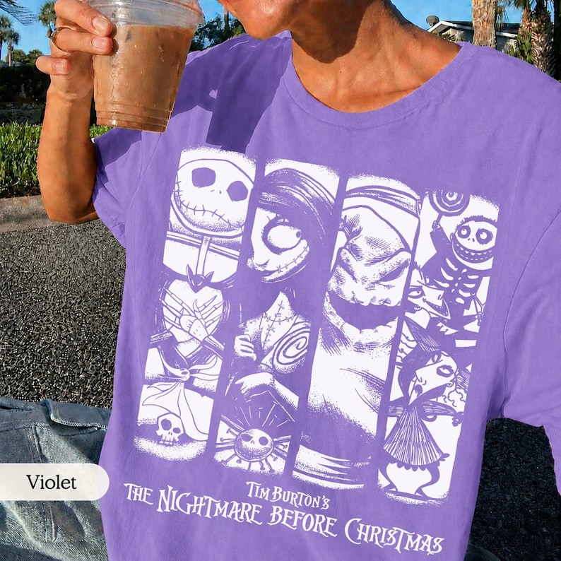 K&ouml;nnte beinhalten: Ein violettes T-Shirt mit einem wei&szlig;en Grafikdruck von Charakteren aus The Nightmare Before Christmas, darunter Jack Skellington, Sally und Oogie Boogie, mit dem Text Tim Burton's The Nightmare Before Christmas darunter gedruckt.