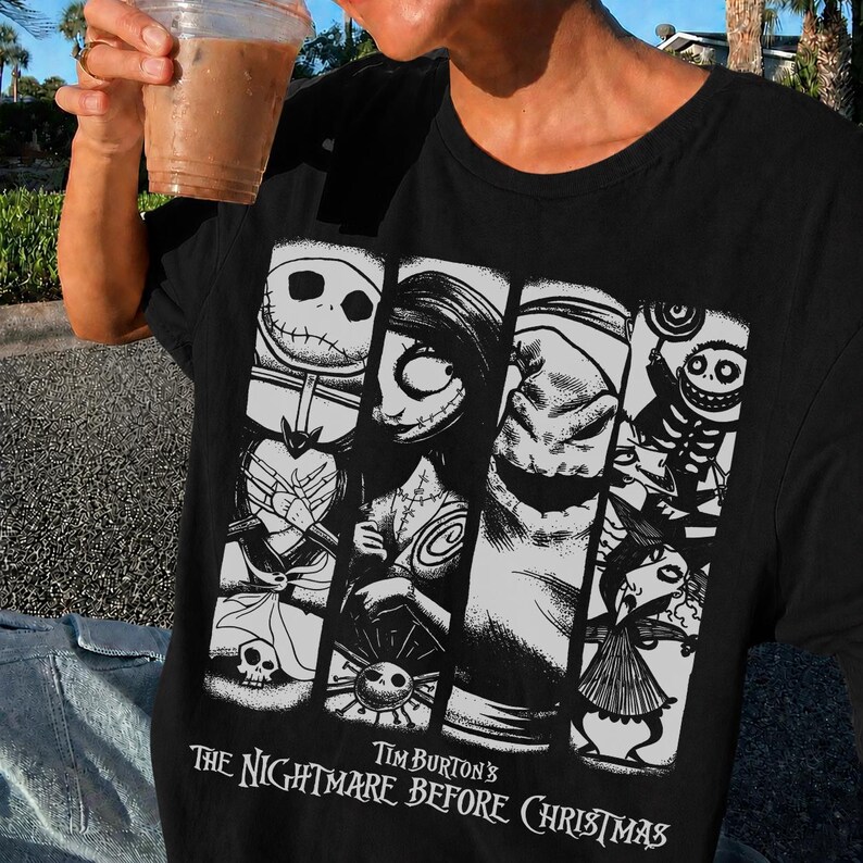 K&ouml;nnte beinhalten: Ein schwarzes T-Shirt mit einem wei&szlig;en Grafikdruck von Charakteren aus Tim Burton's The Nightmare Before Christmas, darunter Jack Skellington, Sally und Oogie Boogie, angeordnet in vertikalen Feldern mit dem Filmtitel darunter.